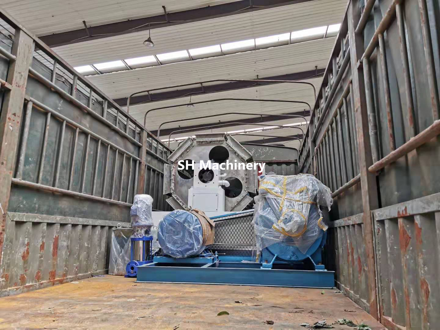 印尼四工位5000片每小時(shí)蛋托生產(chǎn)設(shè)備發(fā)貨現(xiàn)場